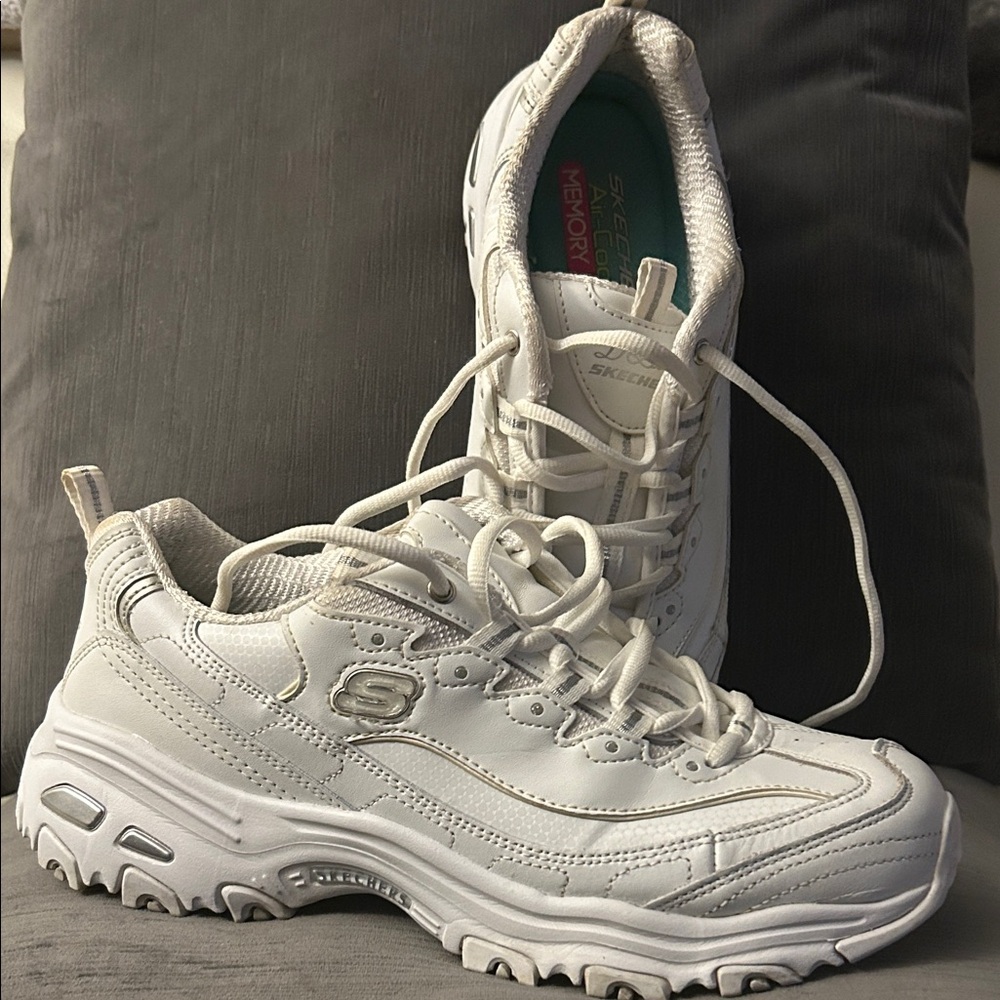 Skechers D’Lites White Sneakers with Air-Cooled Memory Foam - size 8.5